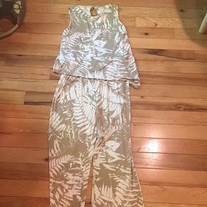 Beautiful women’s jumpsuit Chicos size 1 petite great for work or nite out!